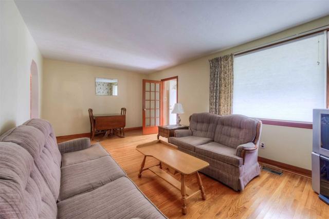 5 Lowell St S, House detached with 4 bedrooms, 1 bathrooms and 6 parking in Cambridge ON | Image 2