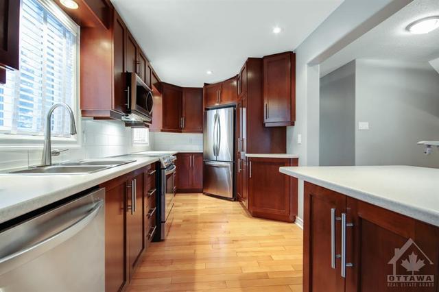 6858 Bilberry Drive, Townhouse with 4 bedrooms, 3 bathrooms and 2 parking in Ottawa ON | Image 11