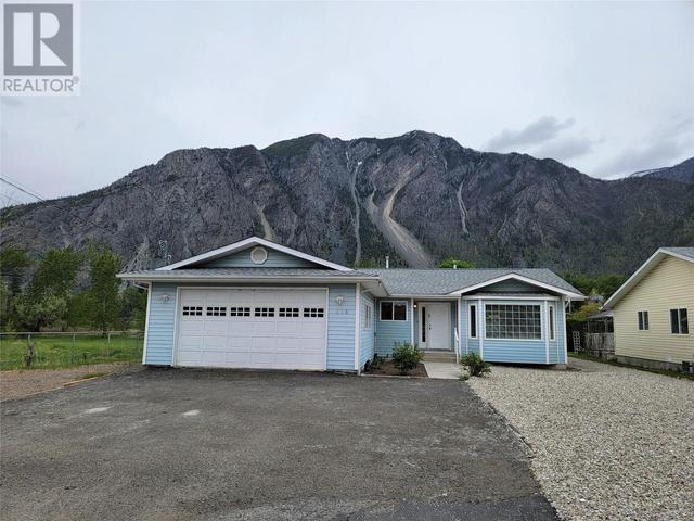 819 10th Ave, House detached with 3 bedrooms, 1 bathrooms and 5 parking in Keremeos BC | Image 1