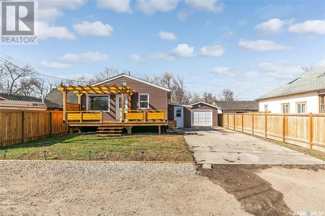30 5th Avenue, House detached with 1 bedrooms, 2 bathrooms and null parking in Lumsden SK | Image 2