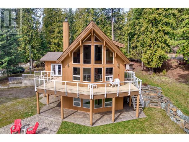 7889 Gardiner Road, House detached with 4 bedrooms, 3 bathrooms and 6 parking in Columbia Shuswap F BC | Image 1
