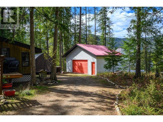 9039 Hummingbird Drive, House detached with 2 bedrooms, 2 bathrooms and 6 parking in Columbia Shuswap E BC | Image 6