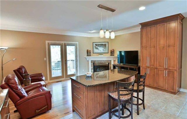 874 Wildflower Crt, House detached with 2 bedrooms, 4 bathrooms and 2 parking in Oshawa ON | Image 6