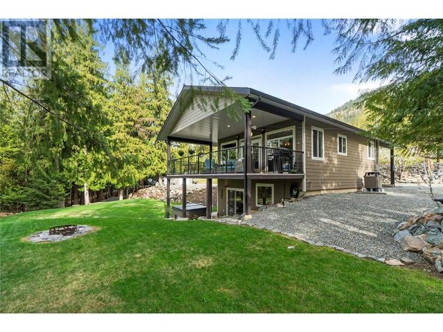 7430 Stampede Trail, House detached with 3 bedrooms, 2 bathrooms and 4 parking in Columbia Shuswap F BC | Image 3