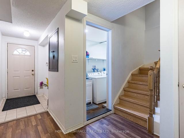 13 Spadina Rd, Townhouse with 3 bedrooms, 3 bathrooms and 1 parking in Brampton ON | Image 3