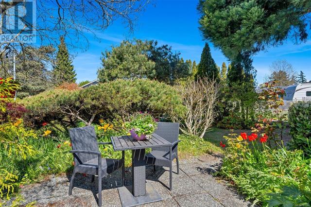 7826 Fairmeadow Pl, House detached with 2 bedrooms, 2 bathrooms and 4 parking in Central Saanich BC | Image 36