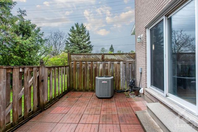 73 Hadley Cir, Townhouse with 4 bedrooms, 2 bathrooms and 1 parking in Ottawa ON | Image 27