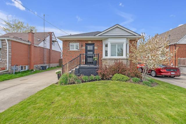 196 Erin Ave, House detached with 3 bedrooms, 2 bathrooms and 3 parking in Hamilton ON | Image 1