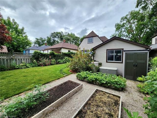 3 St. Patrick St, House detached with 2 bedrooms, 2 bathrooms and 4 parking in St. Catharines ON | Image 2