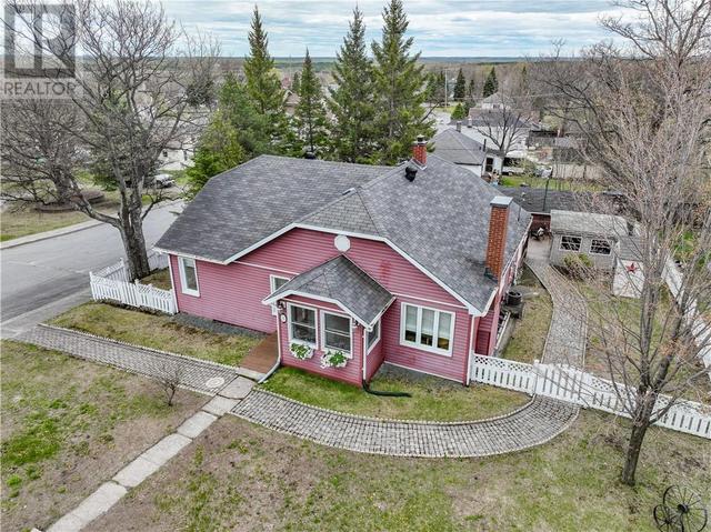 13 Lindsley St, House detached with 3 bedrooms, 2 bathrooms and null parking in Greater Sudbury ON | Image 2