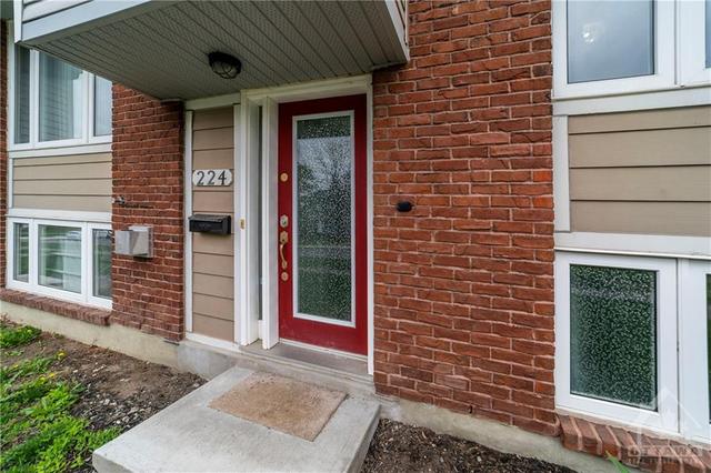 224 Monterey Dr, Townhouse with 3 bedrooms, 2 bathrooms and 1 parking in Ottawa ON | Image 3