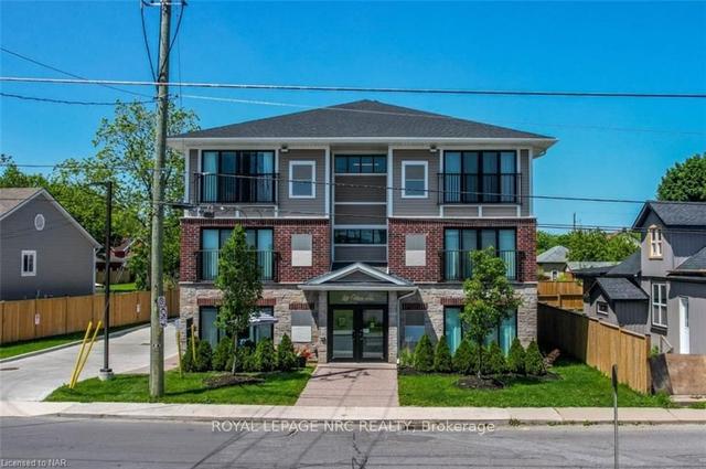 63 Vine St, House detached with 9 bedrooms, 9 bathrooms and 14 parking in St. Catharines ON | Image 1