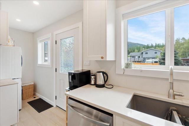 1 - 733 Railway Ave, House detached with 2 bedrooms, 1 bathrooms and 4 parking in Salmo BC | Image 16