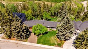 415 Wildwood Dr Sw, House detached with 5 bedrooms, 3 bathrooms and 3 parking in Calgary AB | Image 1