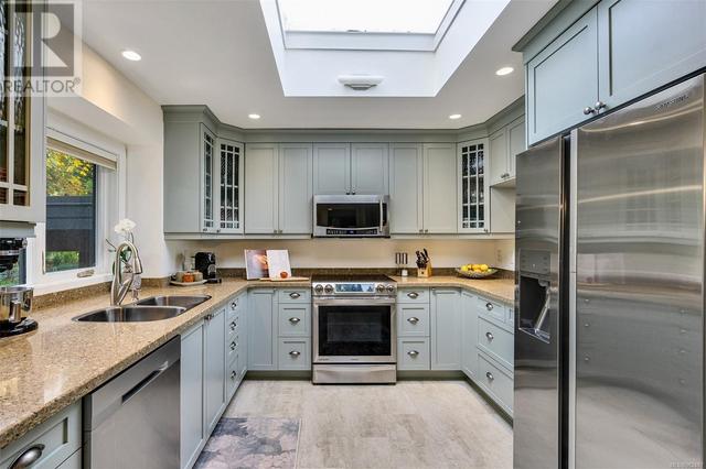 Kitchen with Granite Countertops | Image 13