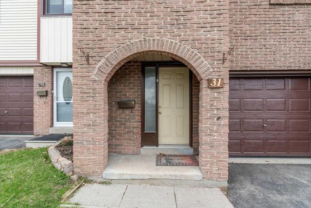 31 Mccallum Crt, Townhouse with 3 bedrooms, 2 bathrooms and 1 parking in Brampton ON | Image 2