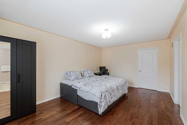 8 Hollingsworth Circ, House semidetached with 3 bedrooms, 3 bathrooms and 3 parking in Brampton ON | Image 9
