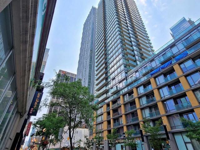 1605 - 1 Yorkville Ave, Condo with 3 bedrooms, 2 bathrooms and 0 parking in Toronto ON | Image 1