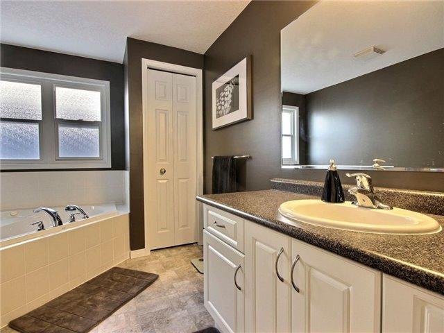 782 Laurelwood Dr, House detached with 4 bedrooms, 2 bathrooms and 1 parking in Waterloo ON | Image 17