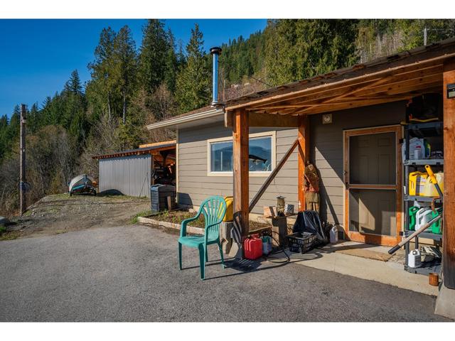 3558 Sprague St, House detached with 3 bedrooms, 4 bathrooms and null parking in Central Kootenay D BC | Image 28