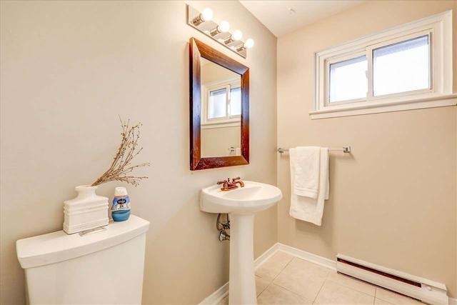 116 Darras Ct, Townhouse with 4 bedrooms, 2 bathrooms and 2 parking in Brampton ON | Image 3