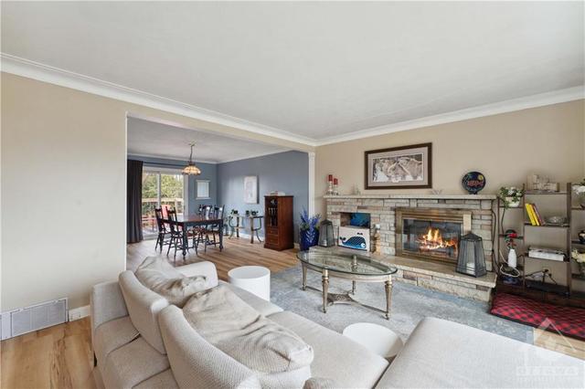 37 Young Rd, House detached with 3 bedrooms, 2 bathrooms and 8 parking in Ottawa ON | Image 5