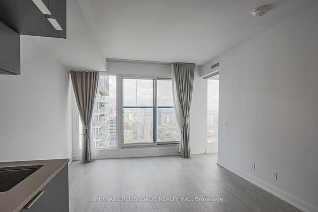 5303 - 181 Dundas St E, Condo with 2 bedrooms, 1 bathrooms and 1 parking in Toronto ON | Image 2