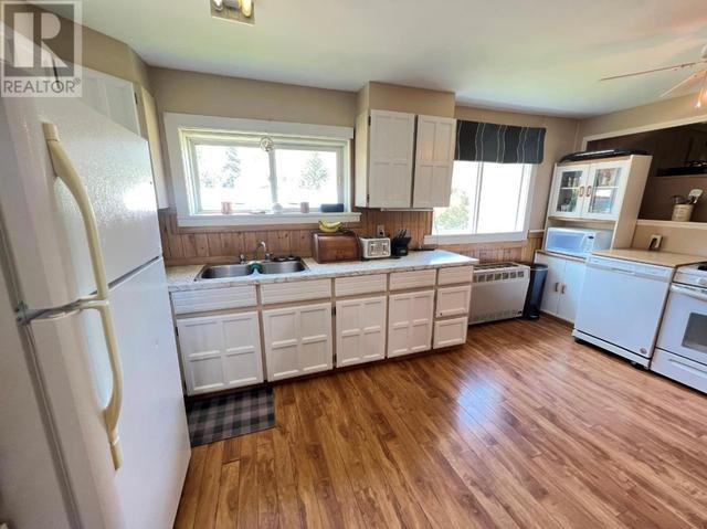 811 Ellis Ave, House detached with 2 bedrooms, 1 bathrooms and 1 parking in Okanagan Similkameen G BC | Image 11