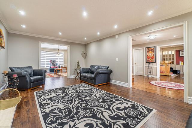 4 Perth St, House detached with 4 bedrooms, 4 bathrooms and 6 parking in Brampton ON | Image 4