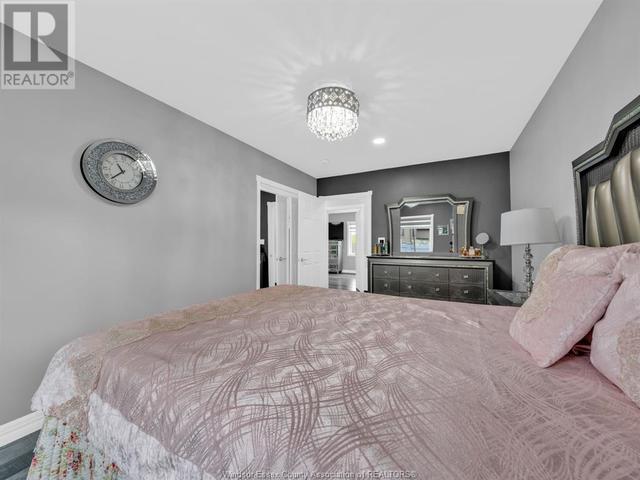 13737 Riverside Dr E, House detached with 4 bedrooms, 3 bathrooms and null parking in Tecumseh ON | Image 25