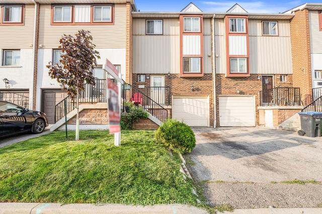 93 Moregate Cres, Townhouse with 3 bedrooms, 3 bathrooms and 2 parking in Brampton ON | Image 1