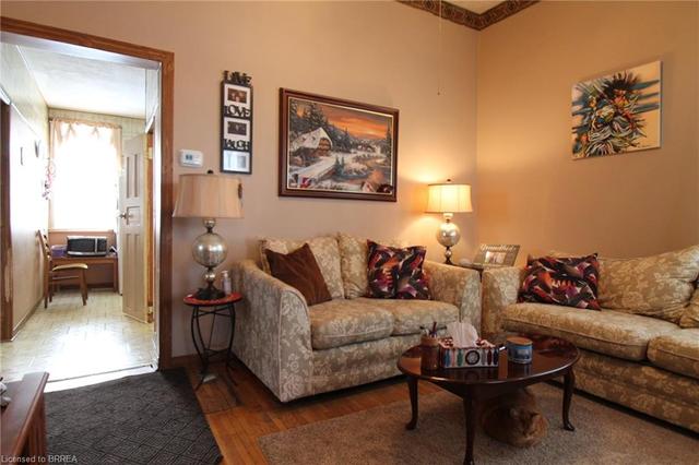 20 Holme St, House detached with 2 bedrooms, 1 bathrooms and 2 parking in Brantford ON | Image 5