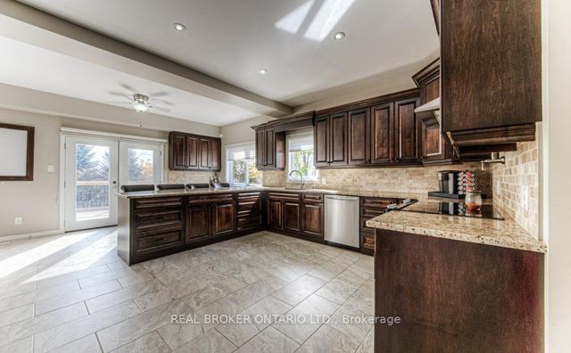 55 Woodcrest Ct, House detached with 5 bedrooms, 4 bathrooms and 11 parking in Kitchener ON | Image 3