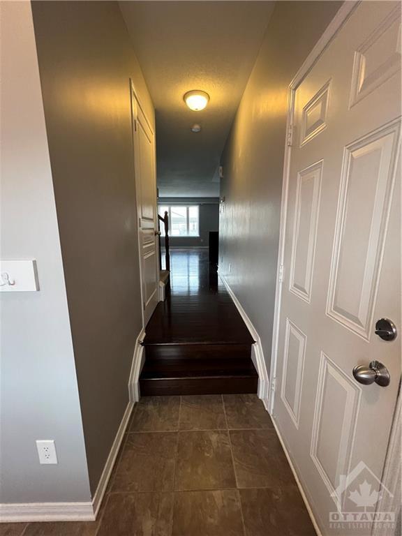 528 Fordell Ave, Townhouse with 3 bedrooms, 3 bathrooms and 3 parking in Ottawa ON | Image 2
