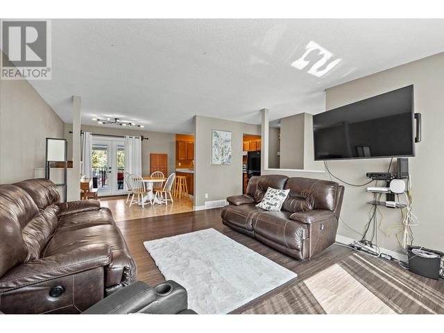 464 Mcphee St, House detached with 5 bedrooms, 2 bathrooms and 6 parking in Kelowna BC | Image 5