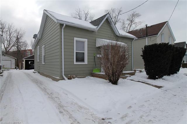 20 Holme St, House detached with 2 bedrooms, 1 bathrooms and 2 parking in Brantford ON | Image 2