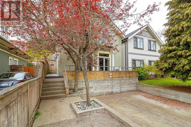 947 Meares St, House detached with 4 bedrooms, 3 bathrooms and 2 parking in Victoria BC | Image 2