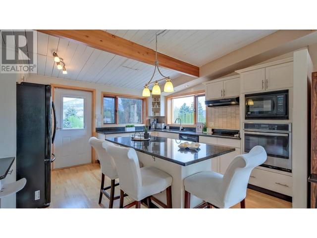 404 West Bench Dr, House detached with 4 bedrooms, 3 bathrooms and 7 parking in Okanagan Similkameen F BC | Image 12