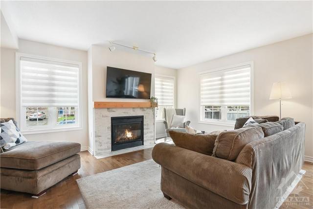 121 Tandalee Cres, Townhouse with 3 bedrooms, 3 bathrooms and 6 parking in Ottawa ON | Image 5
