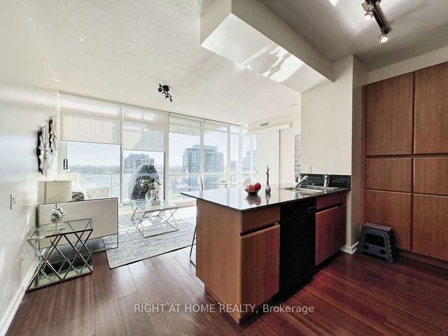 1704 - 30 Canterbury Pl, Condo with 1 bedrooms, 1 bathrooms and 1 parking in Toronto ON | Image 3