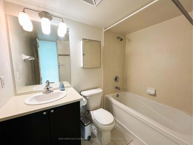 25 Lower Simcoe St, Condo with 2 bedrooms, 2 bathrooms and 0 parking in Toronto ON | Image 2