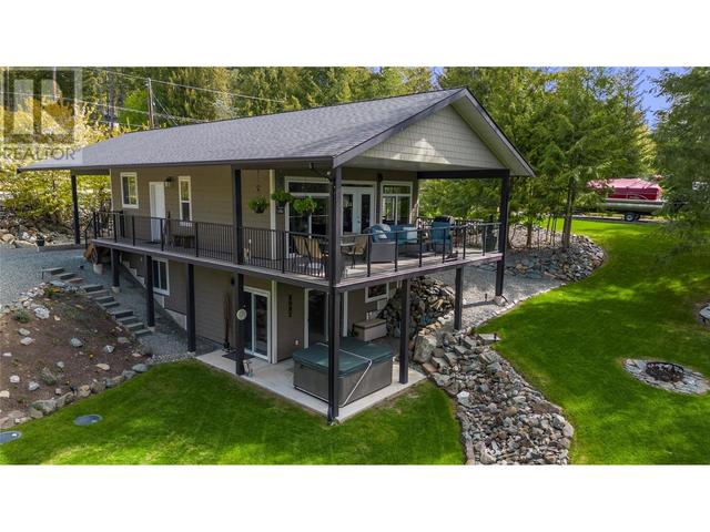 7430 Stampede Trail, House detached with 3 bedrooms, 2 bathrooms and 4 parking in Columbia Shuswap F BC | Image 2