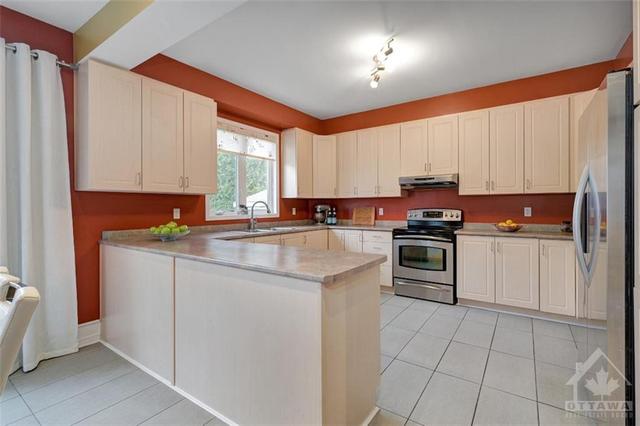 2208 Clendenan Cres, House detached with 4 bedrooms, 4 bathrooms and 4 parking in Ottawa ON | Image 11