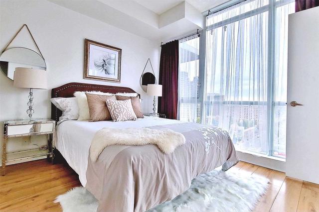 1706 - 30 Canterbury Pl, Condo with 2 bedrooms, 2 bathrooms and 1 parking in Toronto ON | Image 2