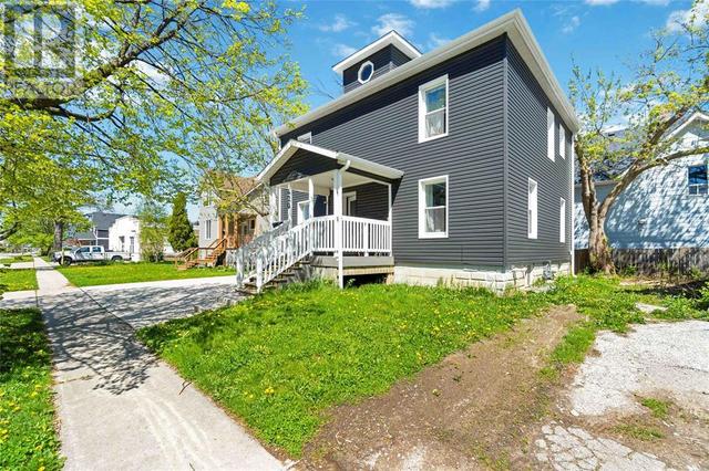 420 Confederation Street, House detached with 4 bedrooms, 2 bathrooms and null parking in Sarnia ON | Image 3