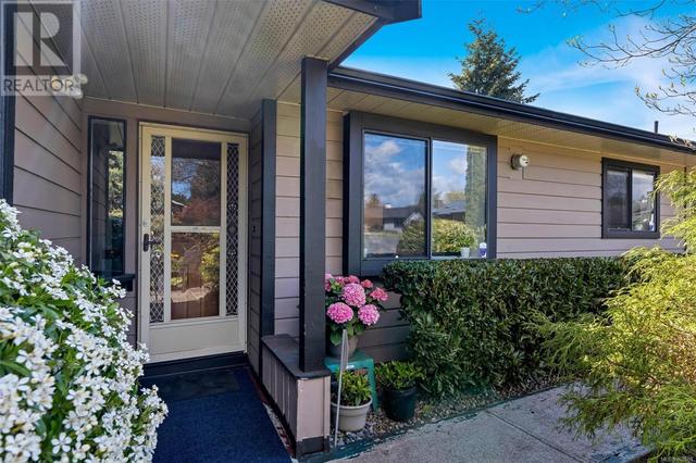 7826 Fairmeadow Pl, House detached with 2 bedrooms, 2 bathrooms and 4 parking in Central Saanich BC | Image 5