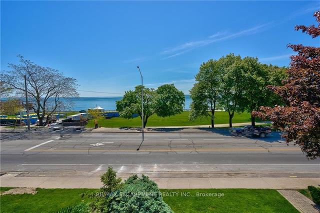 1395 Lakeshore Rd, House attached with 3 bedrooms, 3 bathrooms and 2 parking in Burlington ON | Image 9