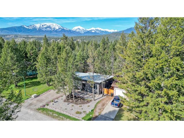 7501 Rivercrest Rd, House detached with 2 bedrooms, 1 bathrooms and 4 parking in Radium Hot Springs BC | Image 1