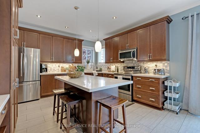 47 Brough Ct, House detached with 4 bedrooms, 3 bathrooms and 6 parking in Clarington ON | Image 5