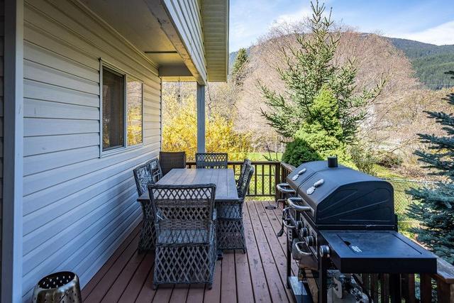 235 B Avenue, House detached with 2 bedrooms, 2 bathrooms and null parking in Central Kootenay D BC | Image 10